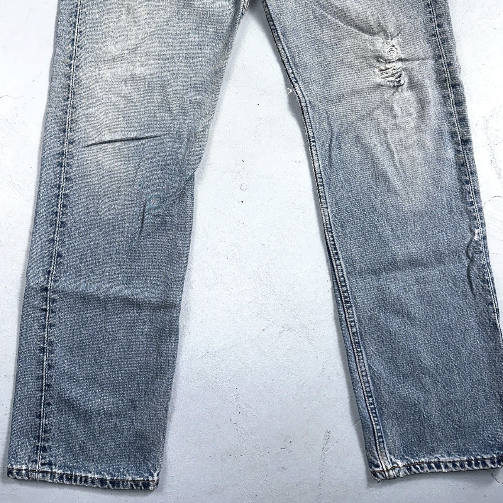 Levi's VINTAGE Levi's 501 Jeans Straight 90s 34x34 Light Blue Denim Men 34 Regular Master(Note: This line seems off). Size US 34 / EU 50 - 3 Thumbnail