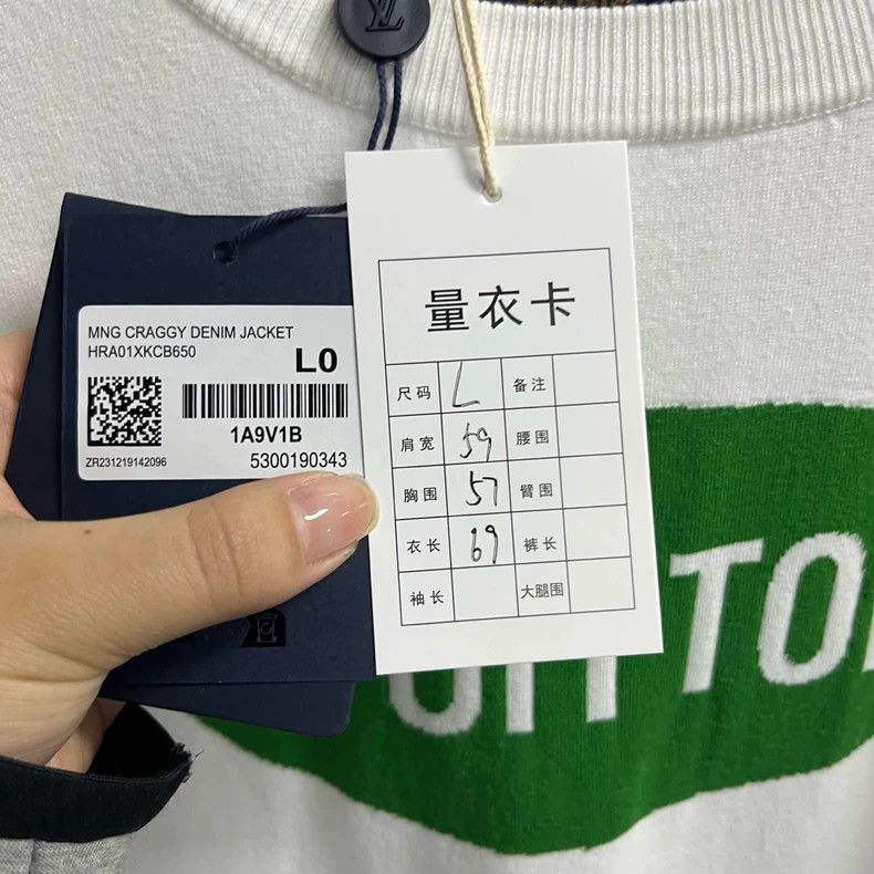 Louis Vuitton Louis Vuitton White monogrammed printed straight casual sh Size US L / EU 52-54 / 3 - 3 Thumbnail