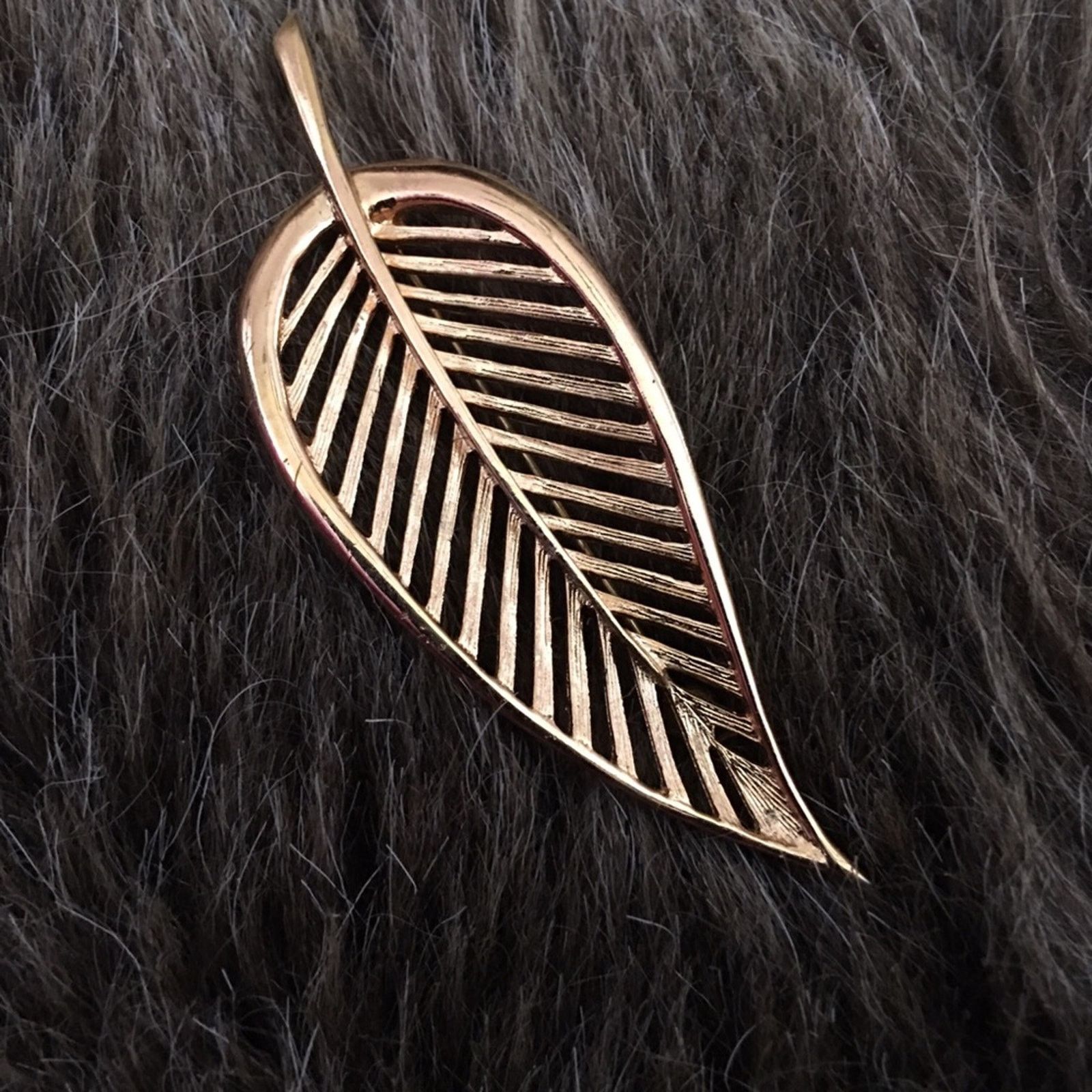 Monet Vintage Monet gold tone leaf brooch pin signed Size ONE SIZE - 2 Thumbnail