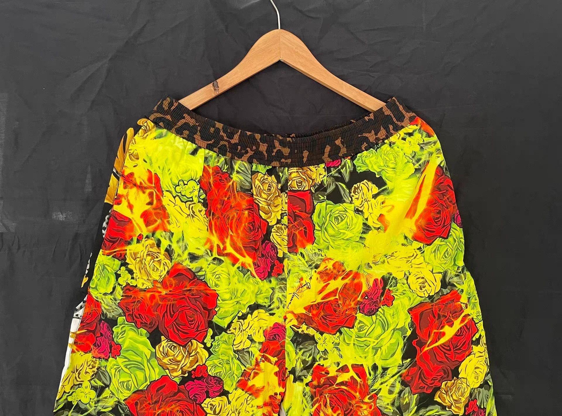 Versace Versace Men's Printed Shorts Ｑ21 Size US 34 / EU 50 - 2 Thumbnail