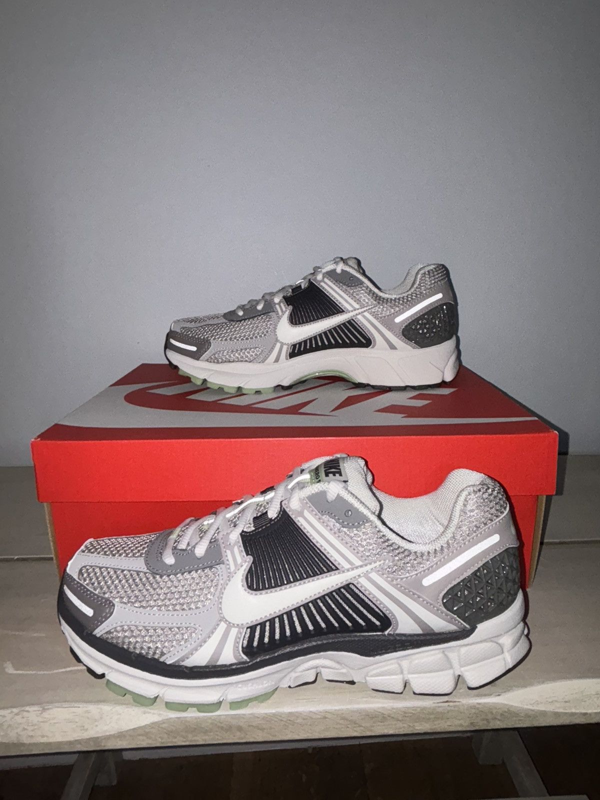 Nike Nike Zoom Vomero 5 Size US 7 / EU 40 - 1 Thumbnail