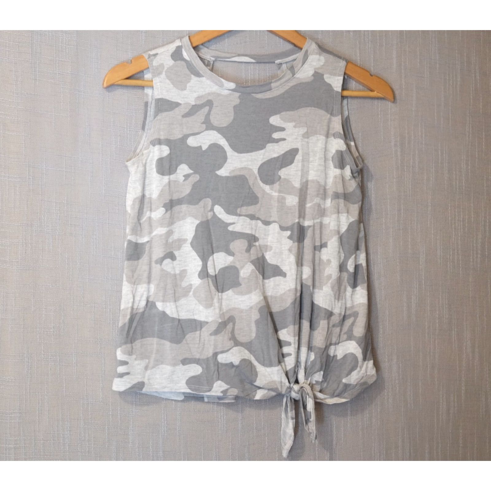 Old Navy EUC Old Navy Grey Camo Tank Top Front Tie Lightweight Stretch Womens L #A1-5 Tank Women L Grey Camo Front Tie Lightweight Stretch Old Navy Size L / US 10 / IT 46 - 2 Thumbnail