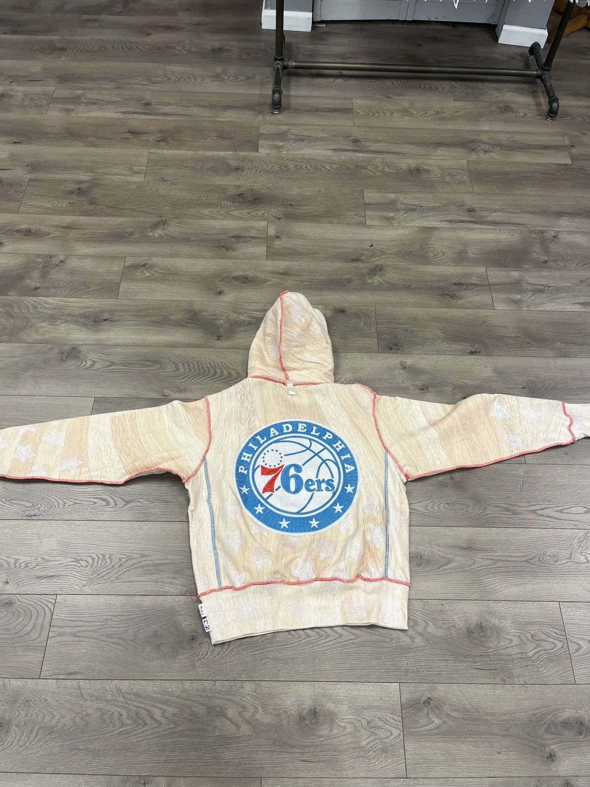 Advisory Board Crystals × NBA Advisory Board Crystal 76ers Sweatshirt Size US XL / EU 56 / 4 - 2 Thumbnail
