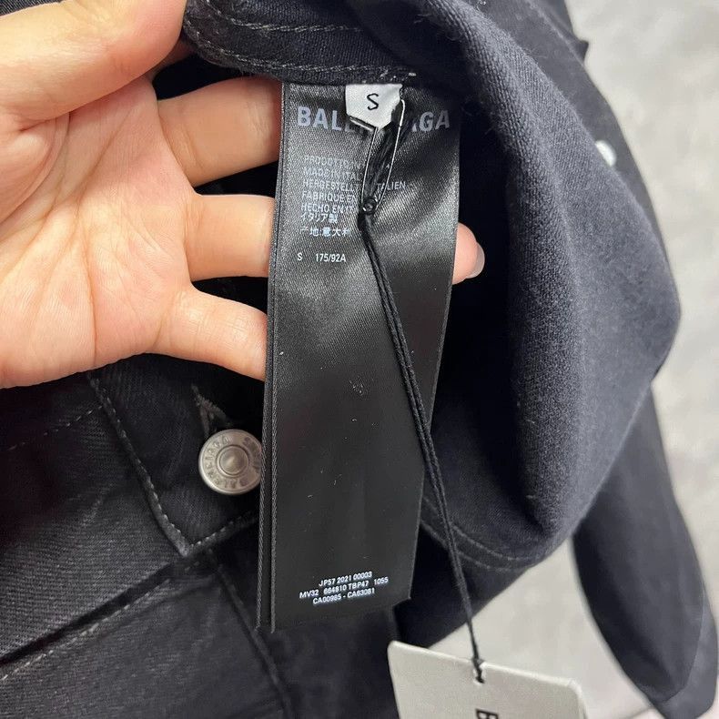 Balenciaga Balenciaga latest black engraved button full of art paintin Size US S / EU 44-46 / 1 - 4 Thumbnail