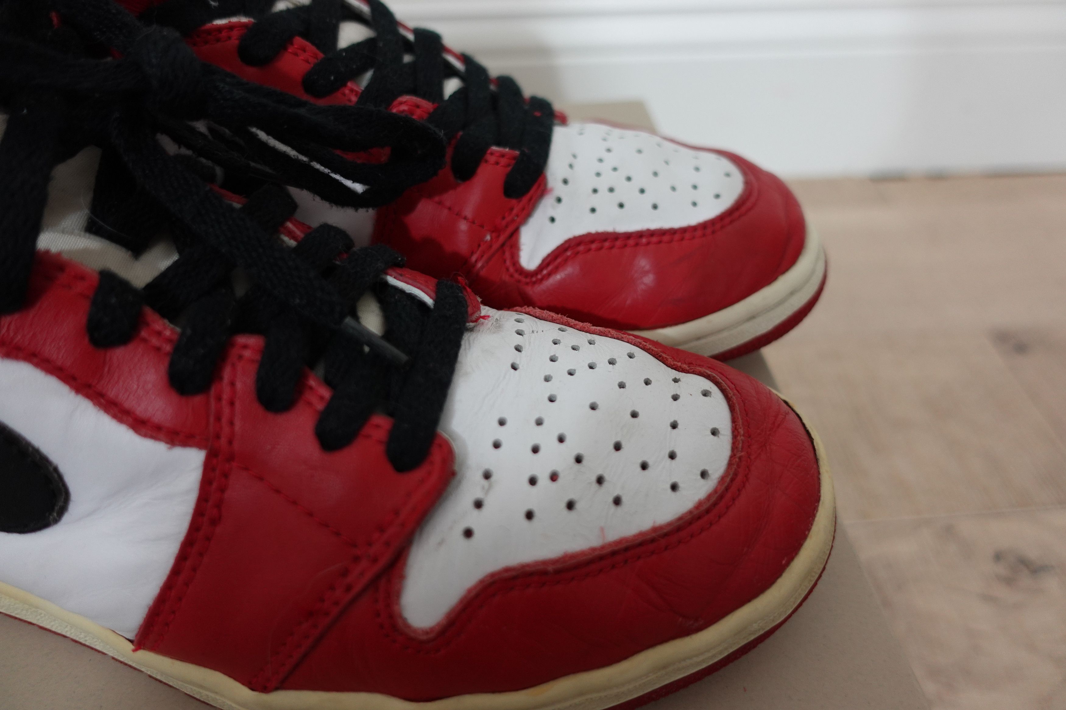 Jordan Brand × Nike 1994 Nike Air Jordan 1 Chicago Size 8.5 Size US 8.5 / EU 41-42 - 3 Thumbnail