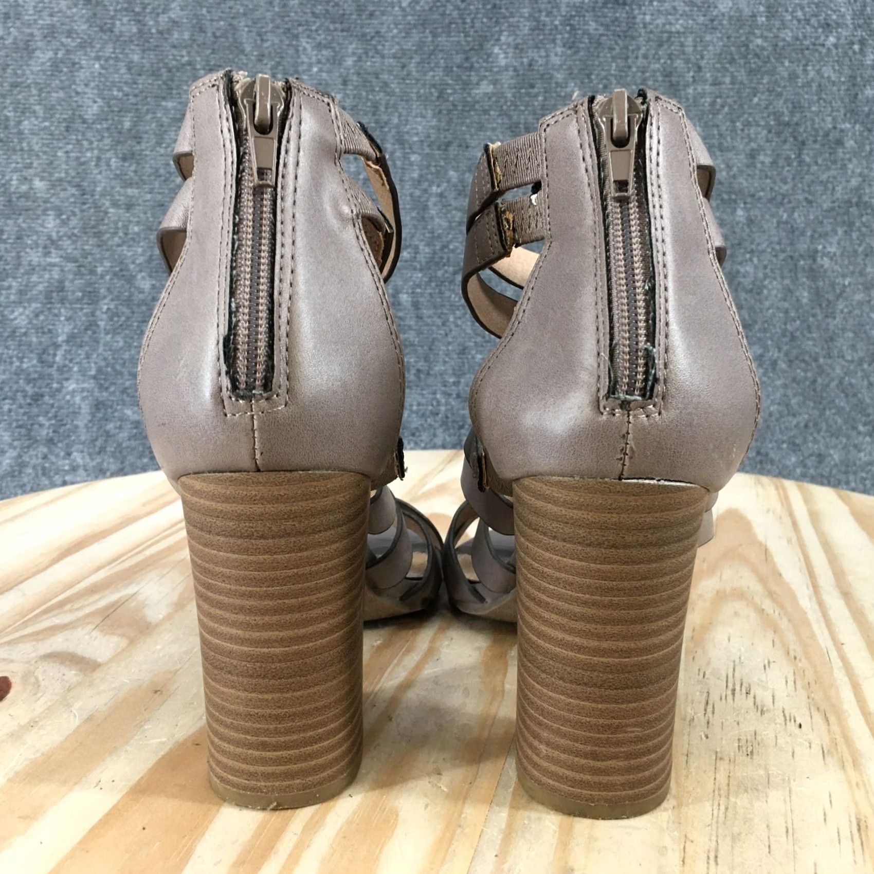 Vintage American Eagle Sandals Womens 7.5 Beige Strappy Faux Leather Heels Zip Back Size US 8 / IT 38 - 5 Thumbnail