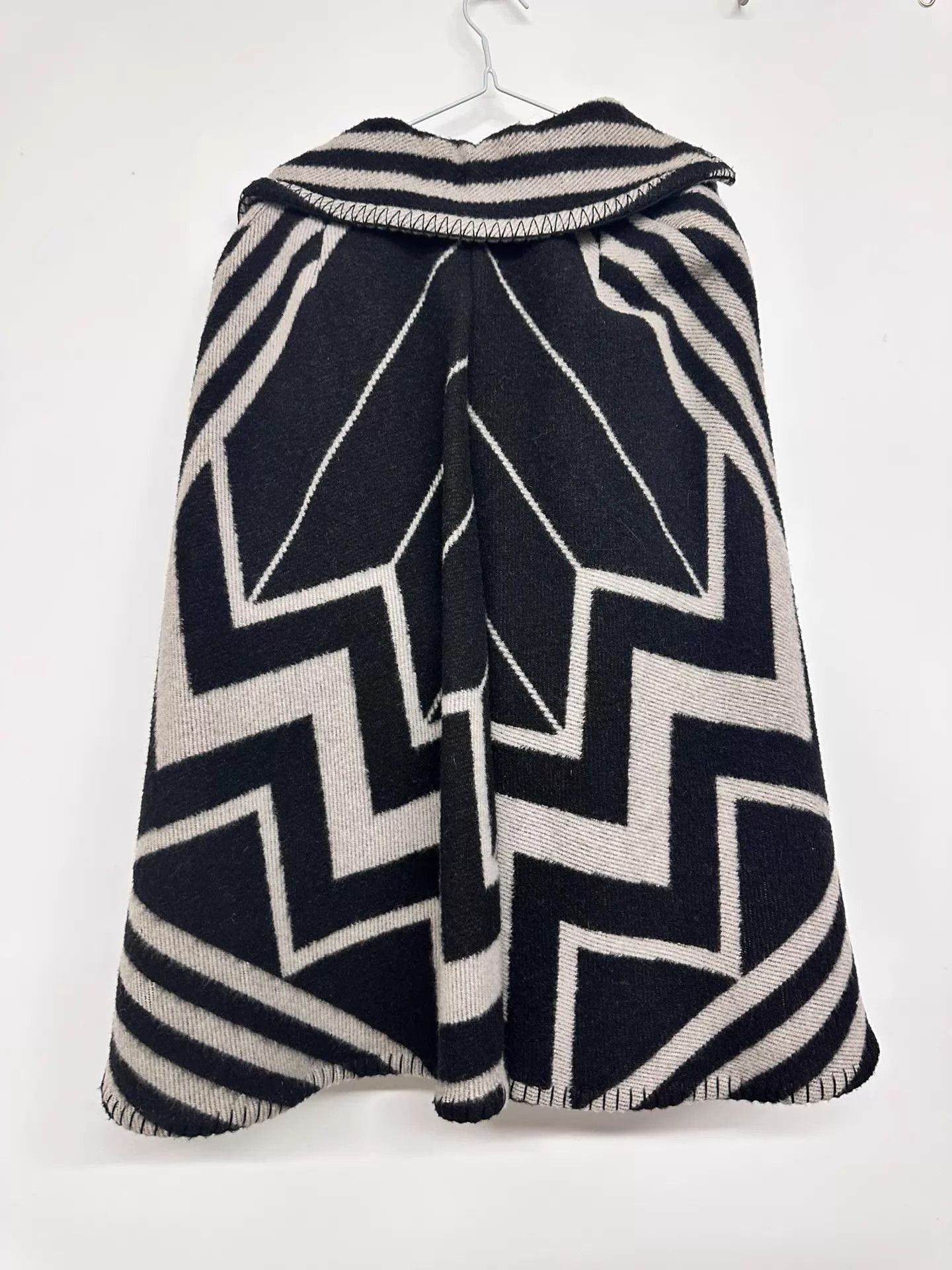 Louis Vuitton Louis Vuitton Cape Coat 36 78cm Size XS / US 0-2 / IT 36-38 - 2 Thumbnail