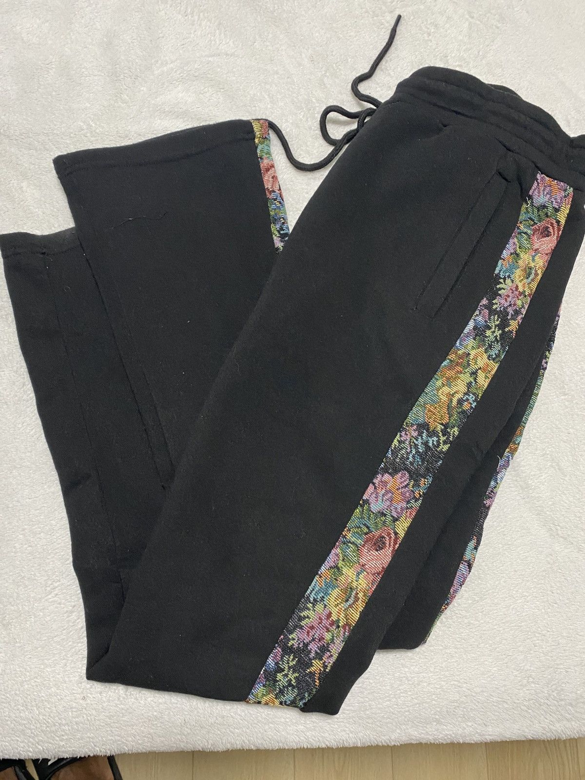 Other Black floral sweats Size US 32 / EU 48 - 1 Thumbnail