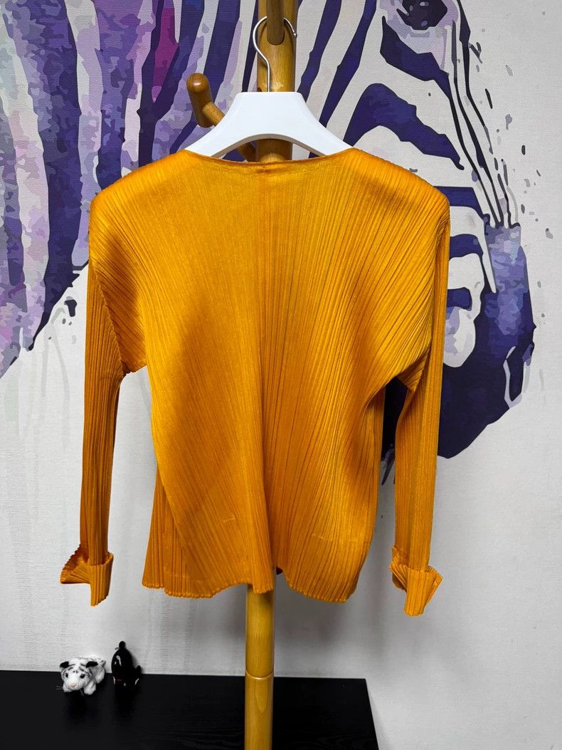Issey Miyake Issey Miyake size:3 Pumpkin-colored pleated cardigan Size XS / US 0-2 / IT 36-38 - 2 Thumbnail