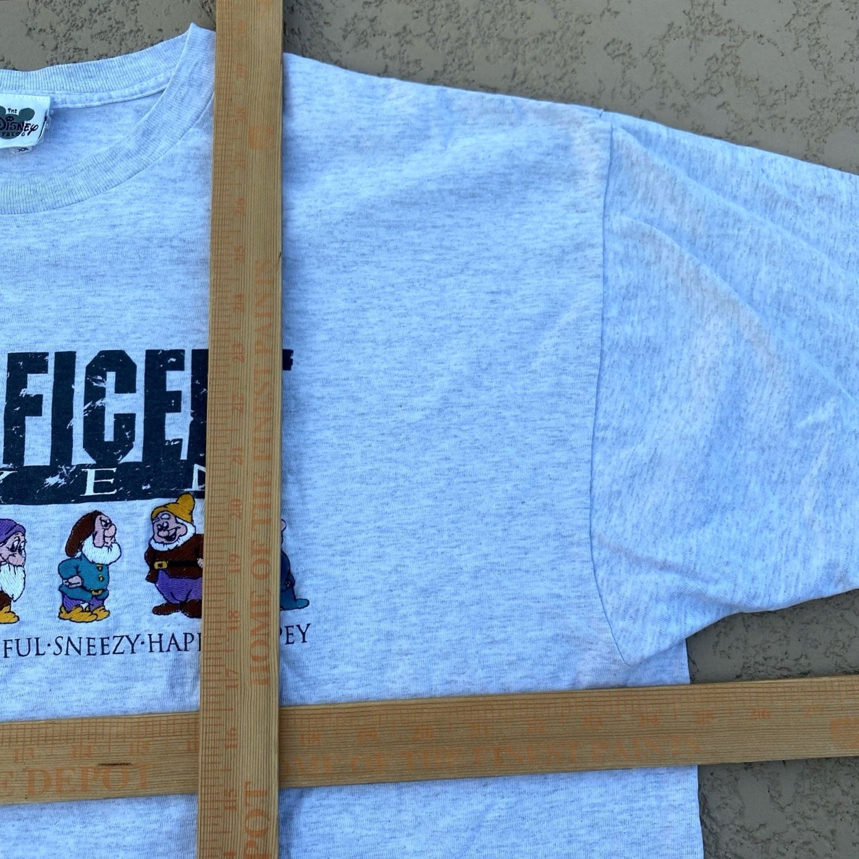 Disney VINTAGE Disney T-Shirt 7 Dwarfs Character Walt Disney World 90s 2XL Gray Short Sleeve Crew Neck Men Size US XXL / EU 58 / 5 - 5 Thumbnail