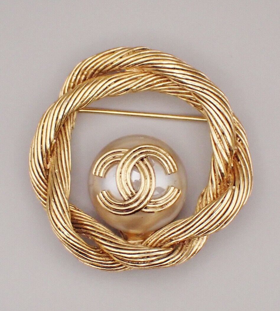 Chanel Chanel Vintage CC Logo Imitation Pearl Brooch Gold-Plated Size ONE SIZE - 1 Thumbnail
