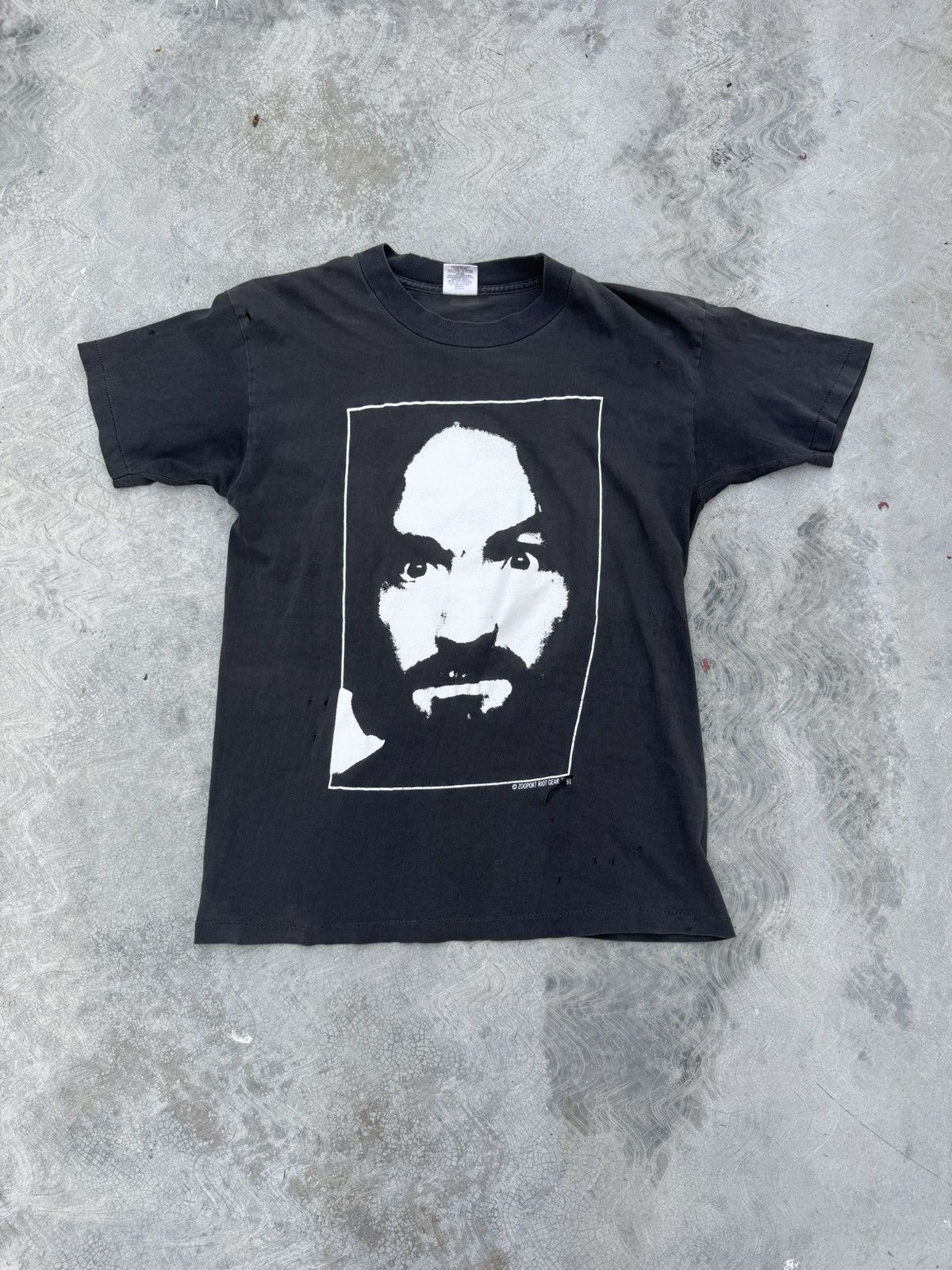 ZOOPORT RIOT GEAR CHARLIE DONT SURF Tシャツ Charlie Don't Surf Zooport Riot Gear Red Shirt | zooportriotgear