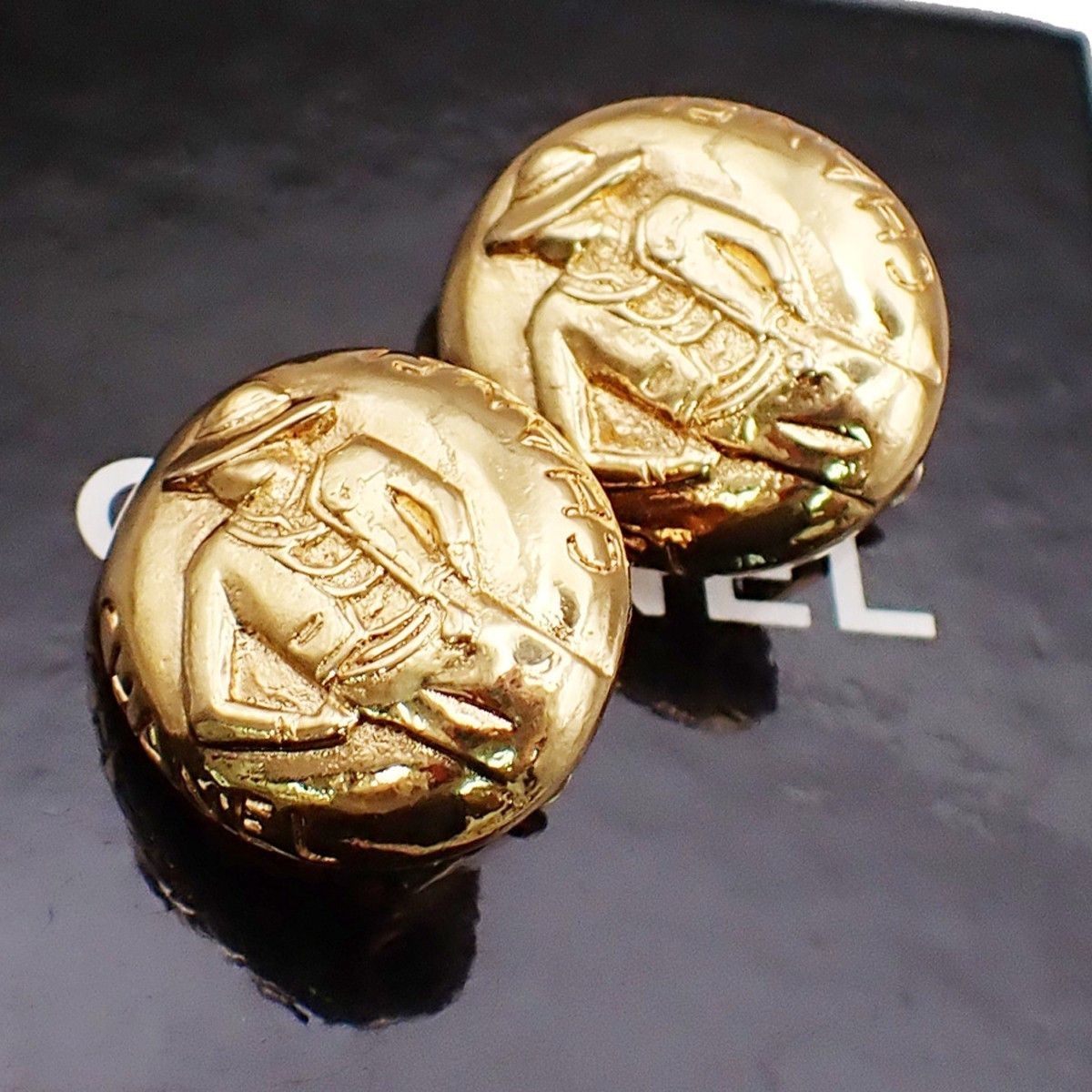 Chanel Chanel Mademoiselle Oval Button Earrings Clip-On Gold-plated Size ONE SIZE - 1 Thumbnail