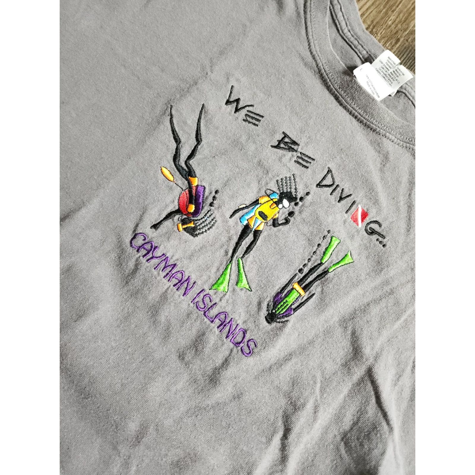 Gildan VINTAGE Gildan T-Shirt Mens L We Be Diving Cayman Islands Embroidered Travel Souvenir Gray Cotton Short Sleeve Crew Neck Beach 90s? Size US L / EU 52-54 / 3 - 2 Thumbnail
