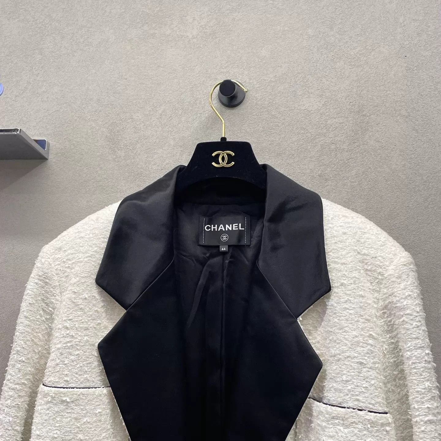 Chanel CHANEL White & Black Tweed Satin Peak Lapel Jacket Size L / US 10 / IT 46 - 4 Thumbnail