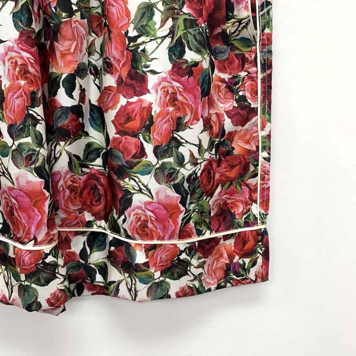 Dolce & Gabbana Dolce & Gabbana Full Rose Print Silk Casual Shorts K26WX Size 26" / US 2 / IT 38 - 4 Thumbnail