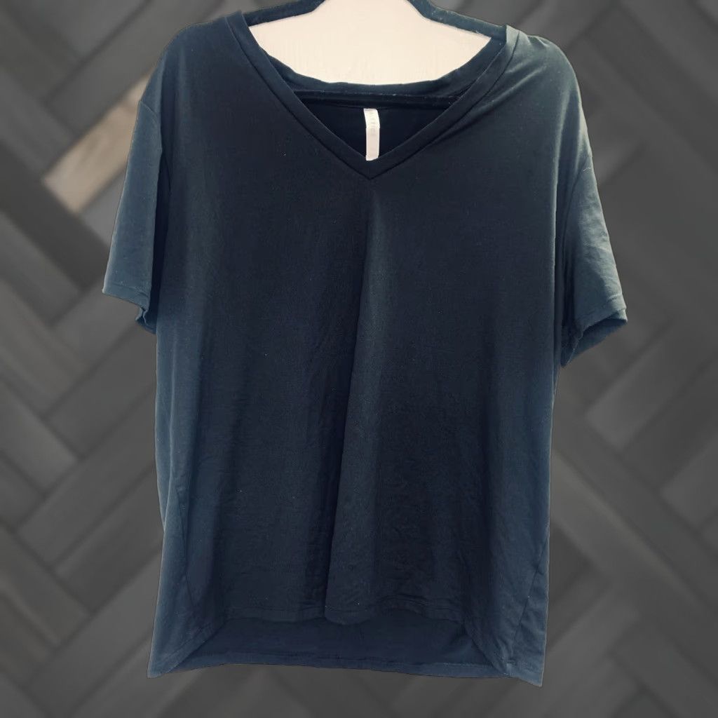 Fabletics **FABLETICS BLACK V NECK XL WORKOUT T-SHIRT** User: **FABLETICS V-NECK BLACK XL WORKOUT T-SHIRT** Size XL / US 12-14 / IT 48-50 - 1 Thumbnail