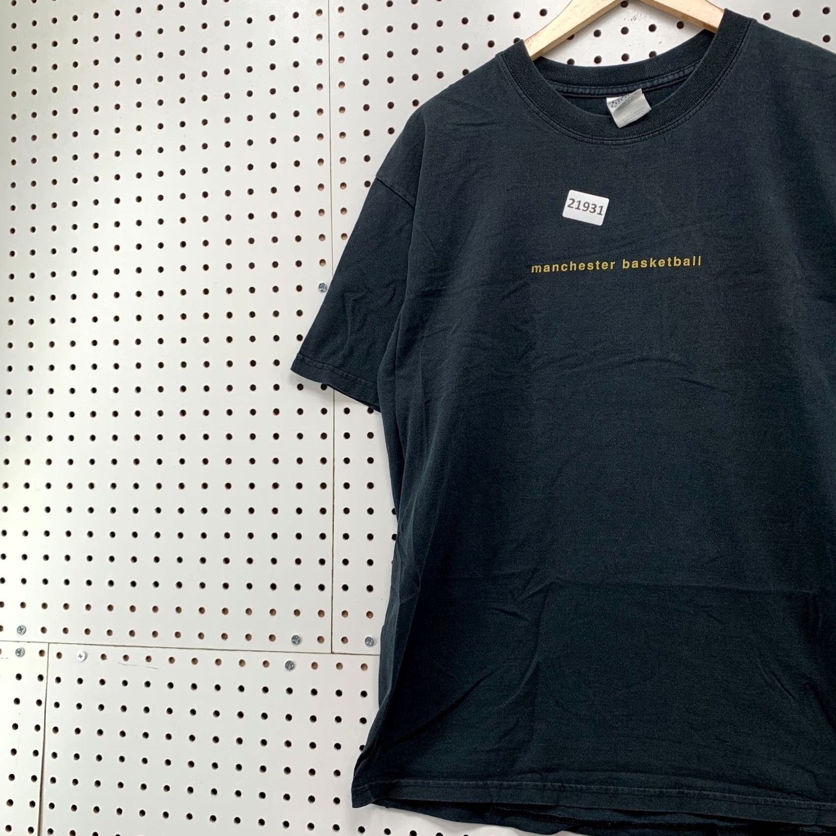 Gildan VINTAGE Manchester Basketball Shirt Black Mens Large 20.5x28.5 Short Sleeve Size US L / EU 52-54 / 3 - 3 Thumbnail
