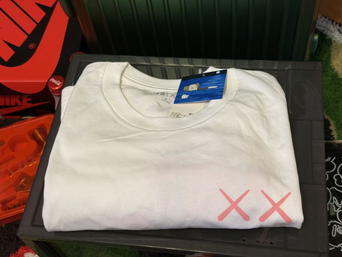 Kaws × Uniqlo Uniqlo UT x Kaws Short Sleeve Graphic T-Shirt Asian Size XL Size US XL / EU 56 / 4 - 3 Thumbnail
