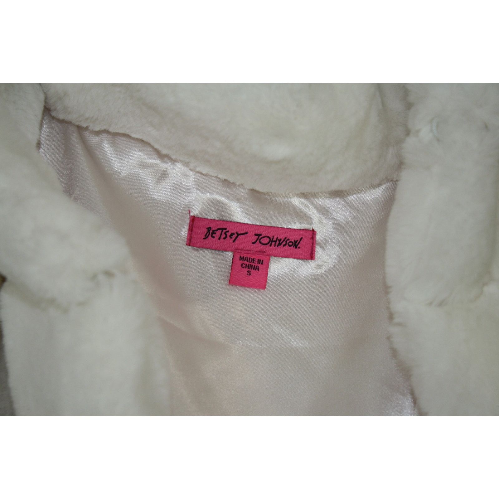 Betsey Johnson Betsey Johnson Faux Fur Capelet Ivory Bridal Shrug Women S Size S / US 4 / IT 40 - 4 Thumbnail