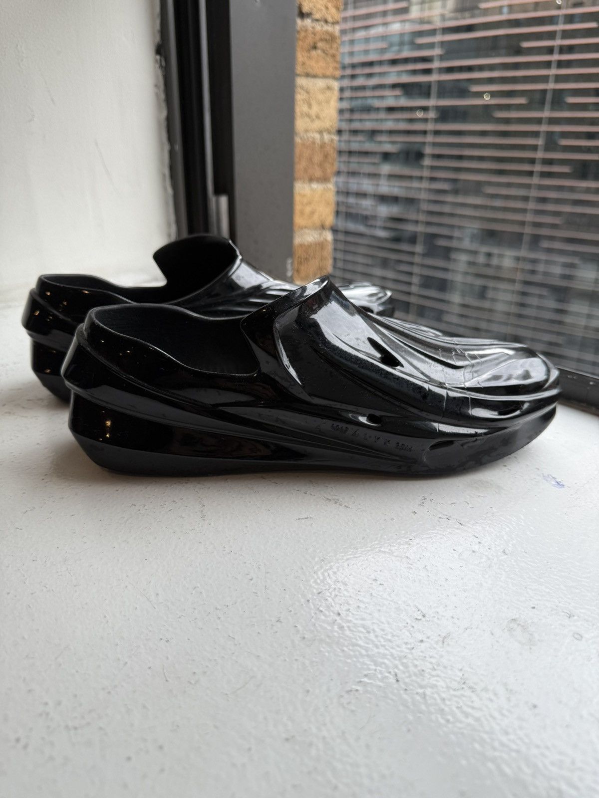 1017 ALYX 9SM 1017 Alyx 9SM Black Shiny Mono slip on Size US 9 / EU 42 - 2 Thumbnail
