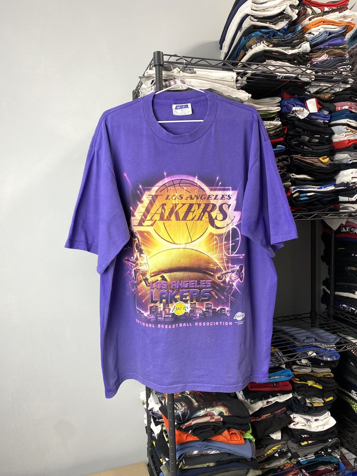 NBA Rare! Vintage 1990’s Los Angeles Lakers NBA T Shirt Size US XL / EU 56 / 4 - 1 Thumbnail