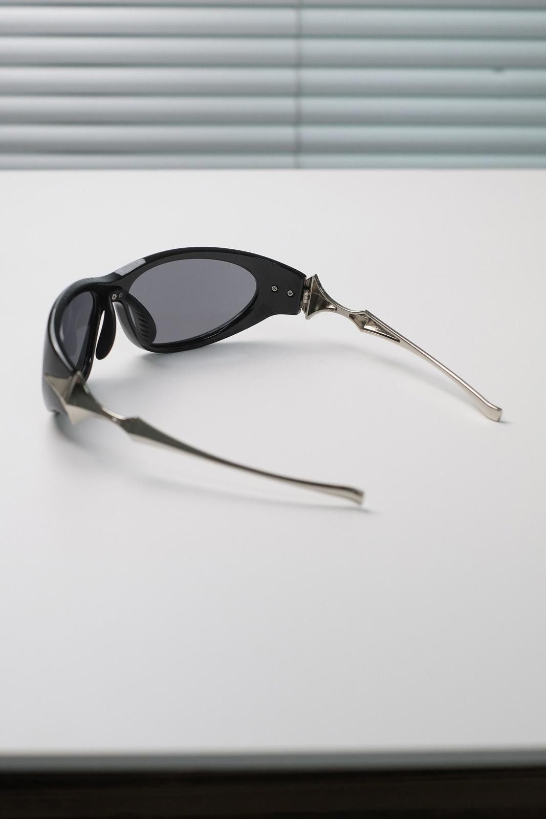 Japanese Brand Y2k Vtg Avant Garde Futuristic Black Sunglasses Unisex OS Size ONE SIZE - 8 Thumbnail