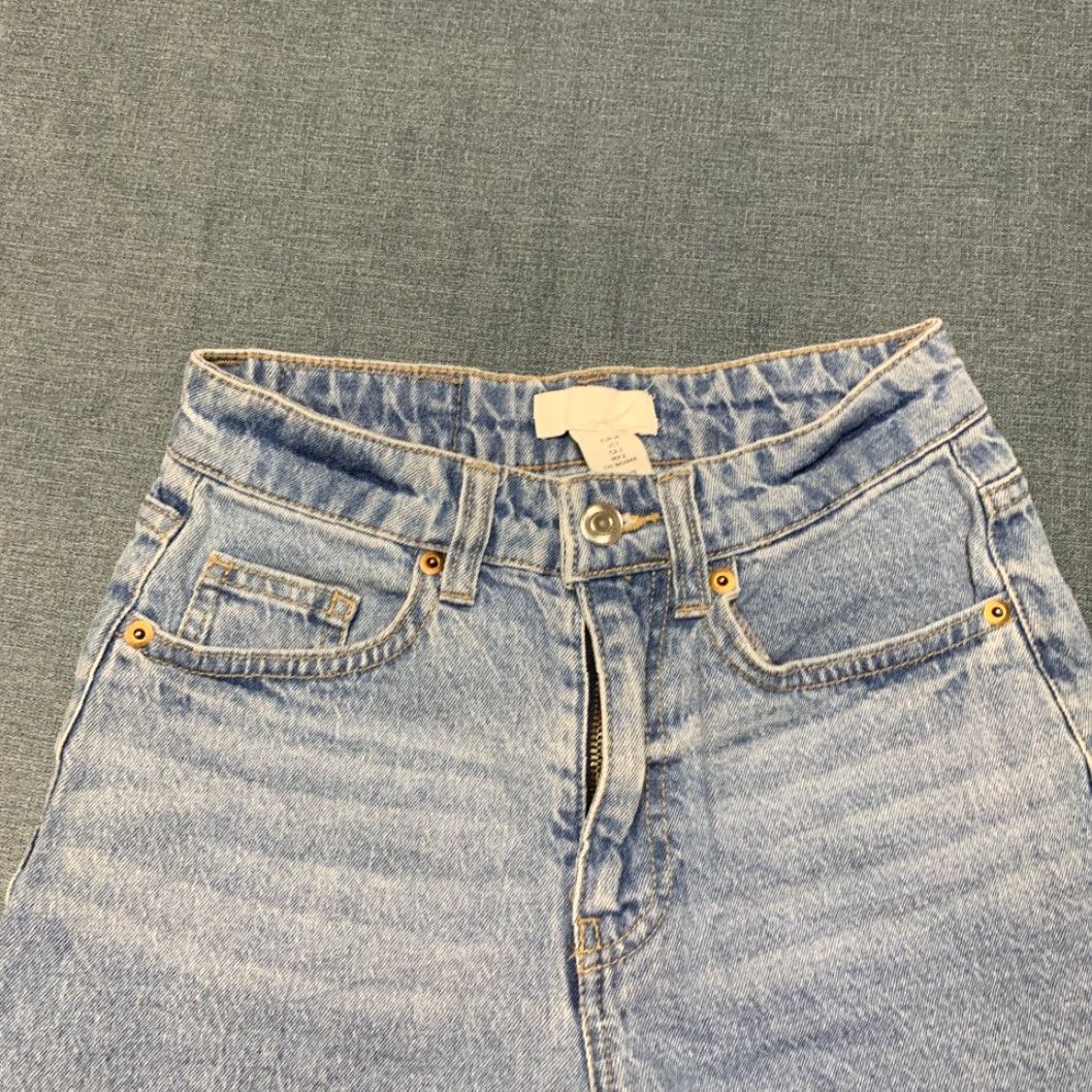 H&M H&M Cut-Off Shorts Womens 2 Blue Denim Cotton Stretch Frayed Hem Streetwear Shorts Womens 2 Blue Denim Cotton Stretch Frayed Hem Streetwear Size 26" / US 2 / IT 38 - 4 Thumbnail