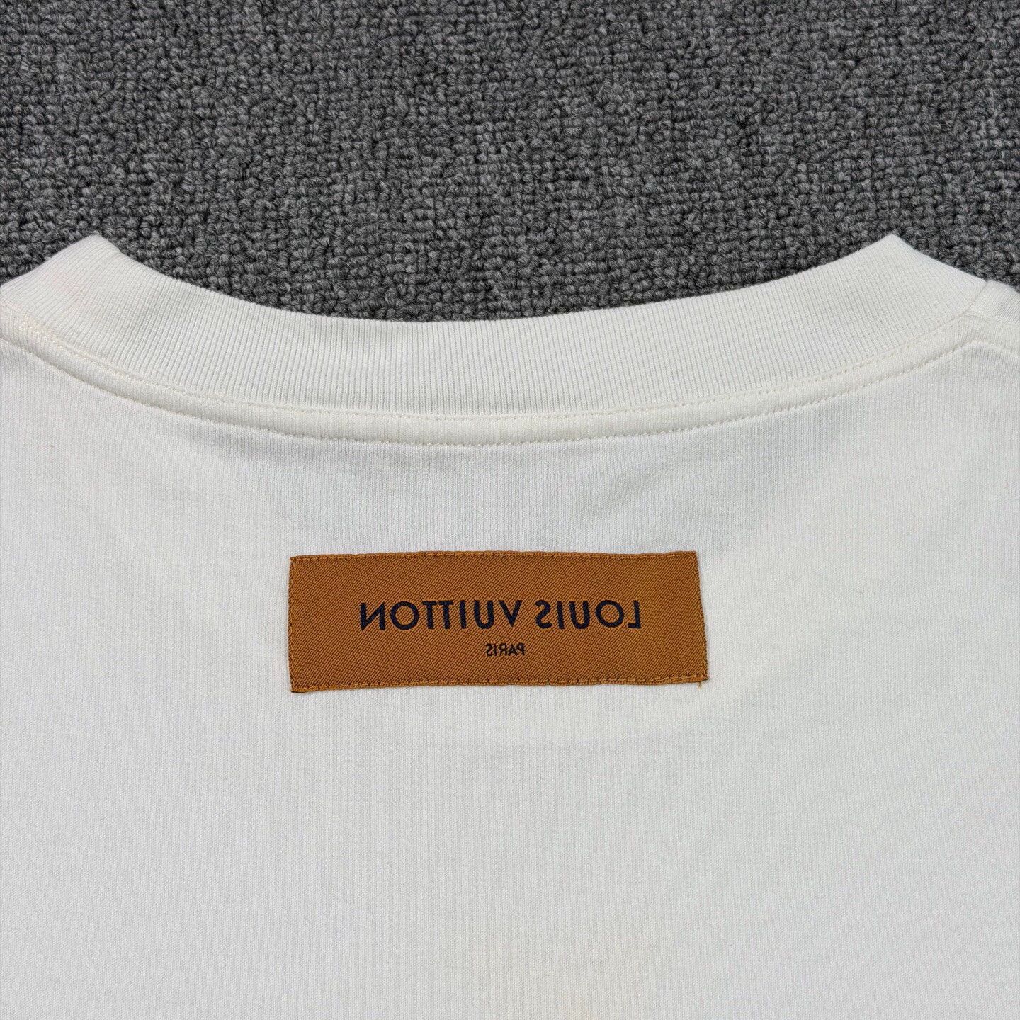 Louis Vuitton Louis Vuitton embossed monogram white SS L near new Size US L / EU 52-54 / 3 - 8 Thumbnail