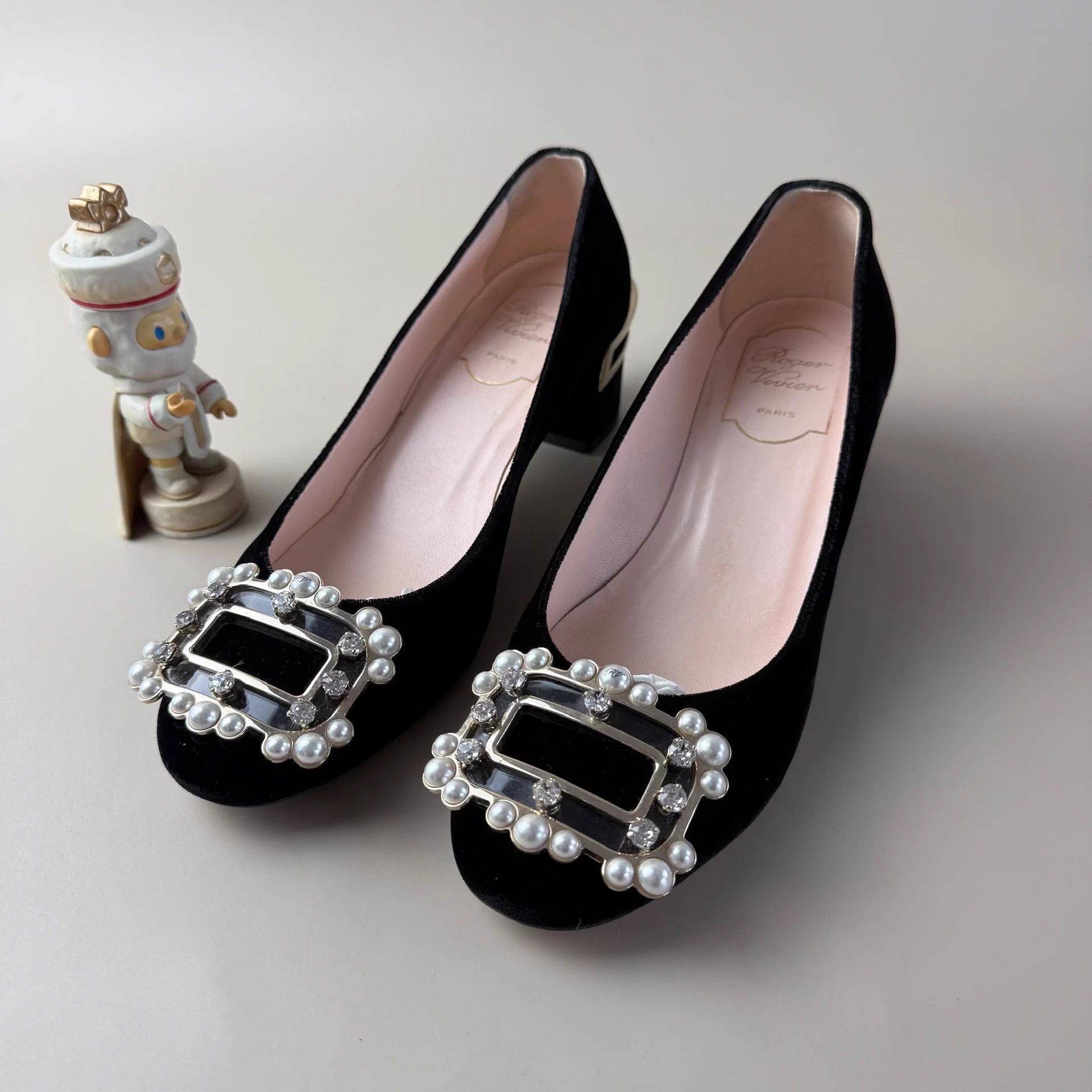 Roger Vivier RV pearl buckle mink fur heels 36.5 EU 95 YLP4418 Size US 5.5 / IT 35.5 - 1 Thumbnail