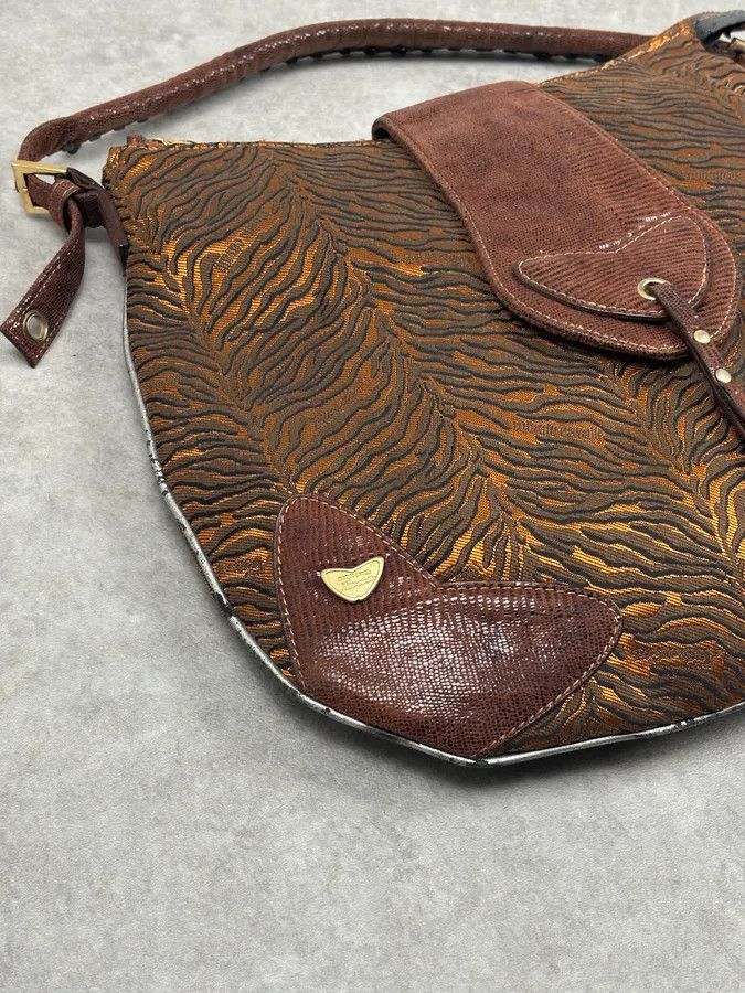 Roberto Cavalli 2000s Roberto Cavalli Brown Leather Tiger Embossed Shoulder Bag Size ONE SIZE - 4 Thumbnail