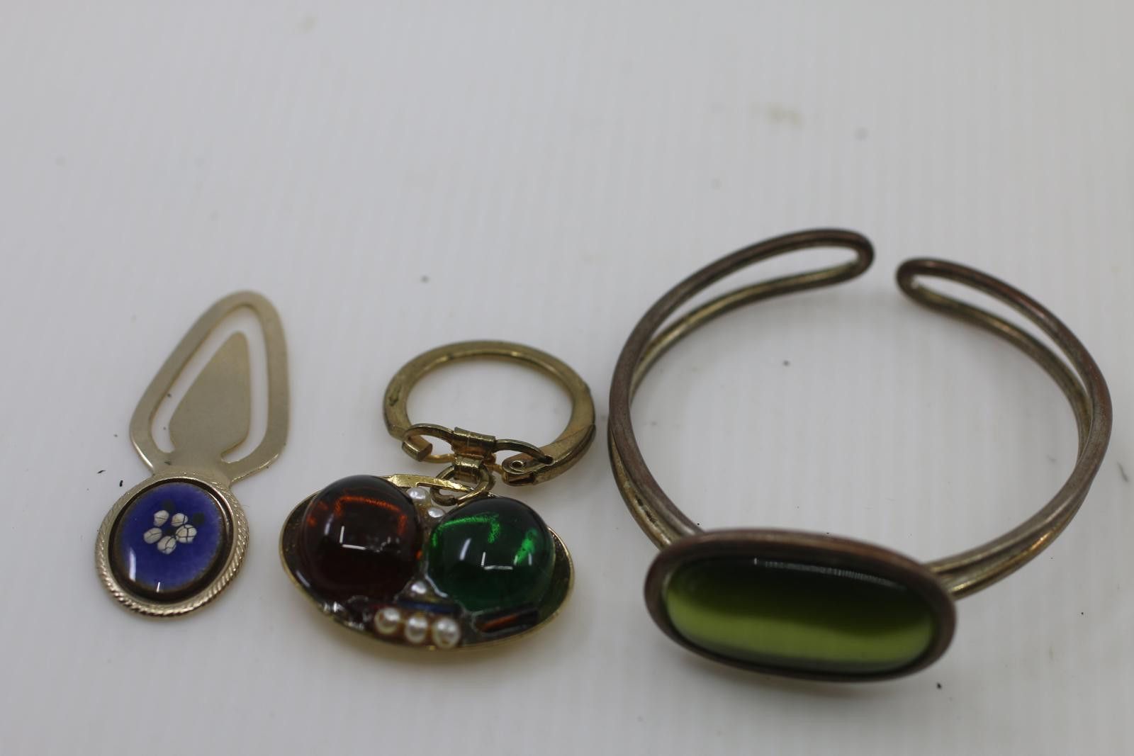 The Unbranded Brand Vintage Mixed Jewelry Lot Cuff Bracelet, Keychain Metal Size ONE SIZE - 1 Thumbnail