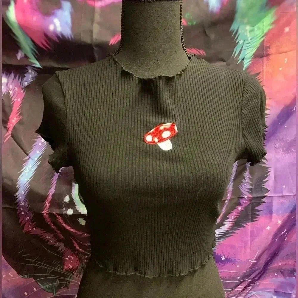 Designer Cute Black Cropped Tee with Mushroom Embroidery Size S / US 4 / IT 40 - 1 Preview