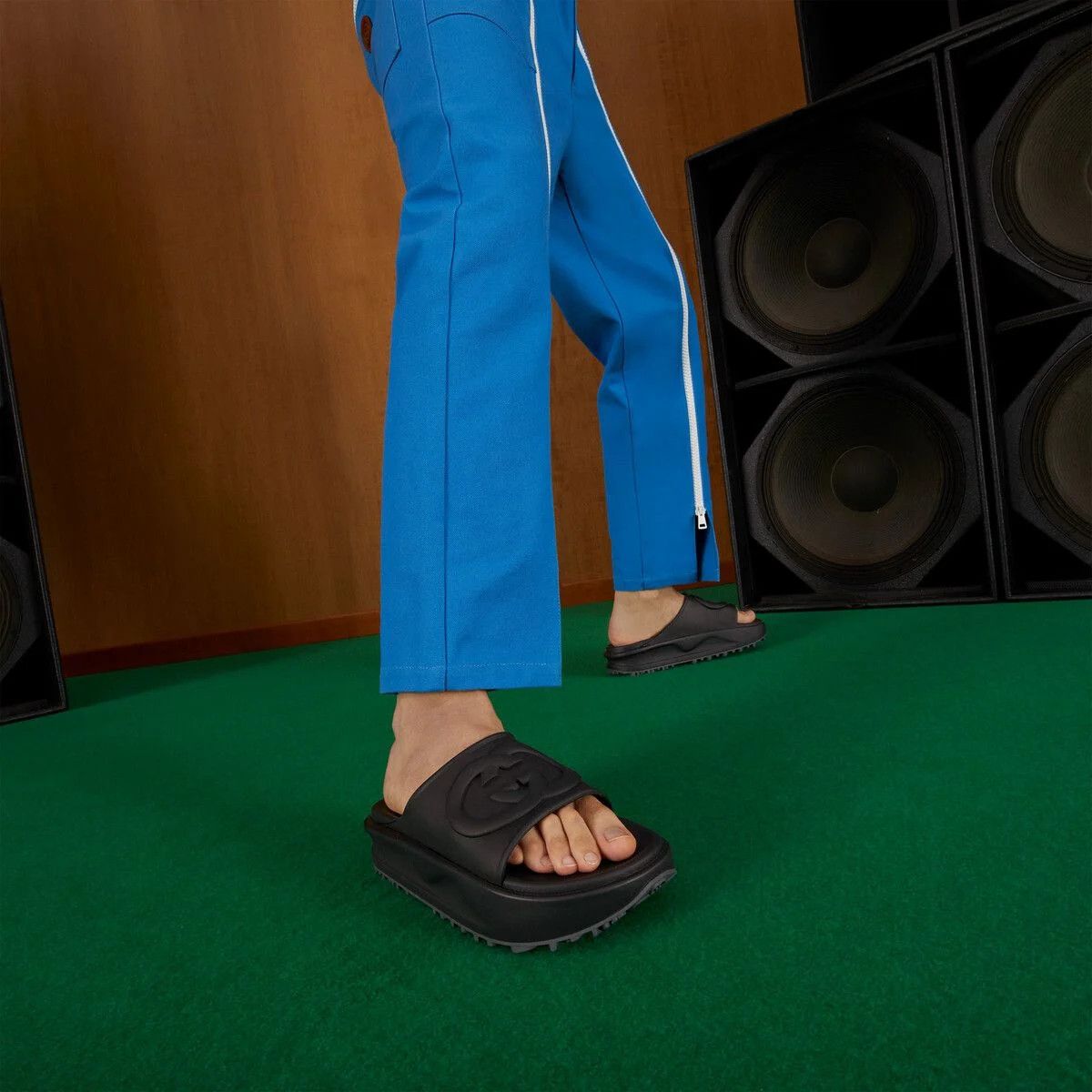 Gucci o1s1wg110425 Men's Interlocking G Slide Sandals in Black Size US 9.5 / EU 42-43 - 2 Thumbnail