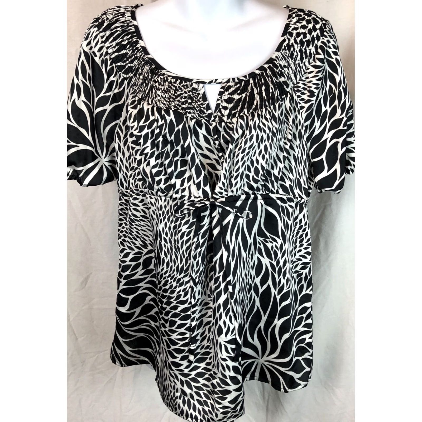 Worthington Worthington Blouse M Black/White Scoopneck Keyhole Tie Waist Short Sleeve Mens? Size M / US 6-8 / IT 42-44 - 5 Thumbnail