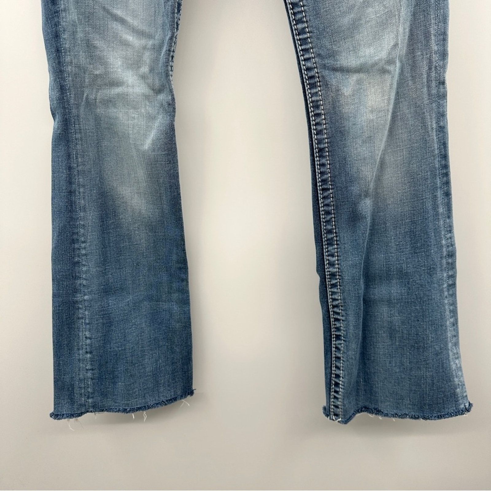 Miss Me Miss Me Fleur De Lis Embroidered Medium Wash Bootcut Jeans Size 28" / US 6 / IT 42 - 4 Thumbnail