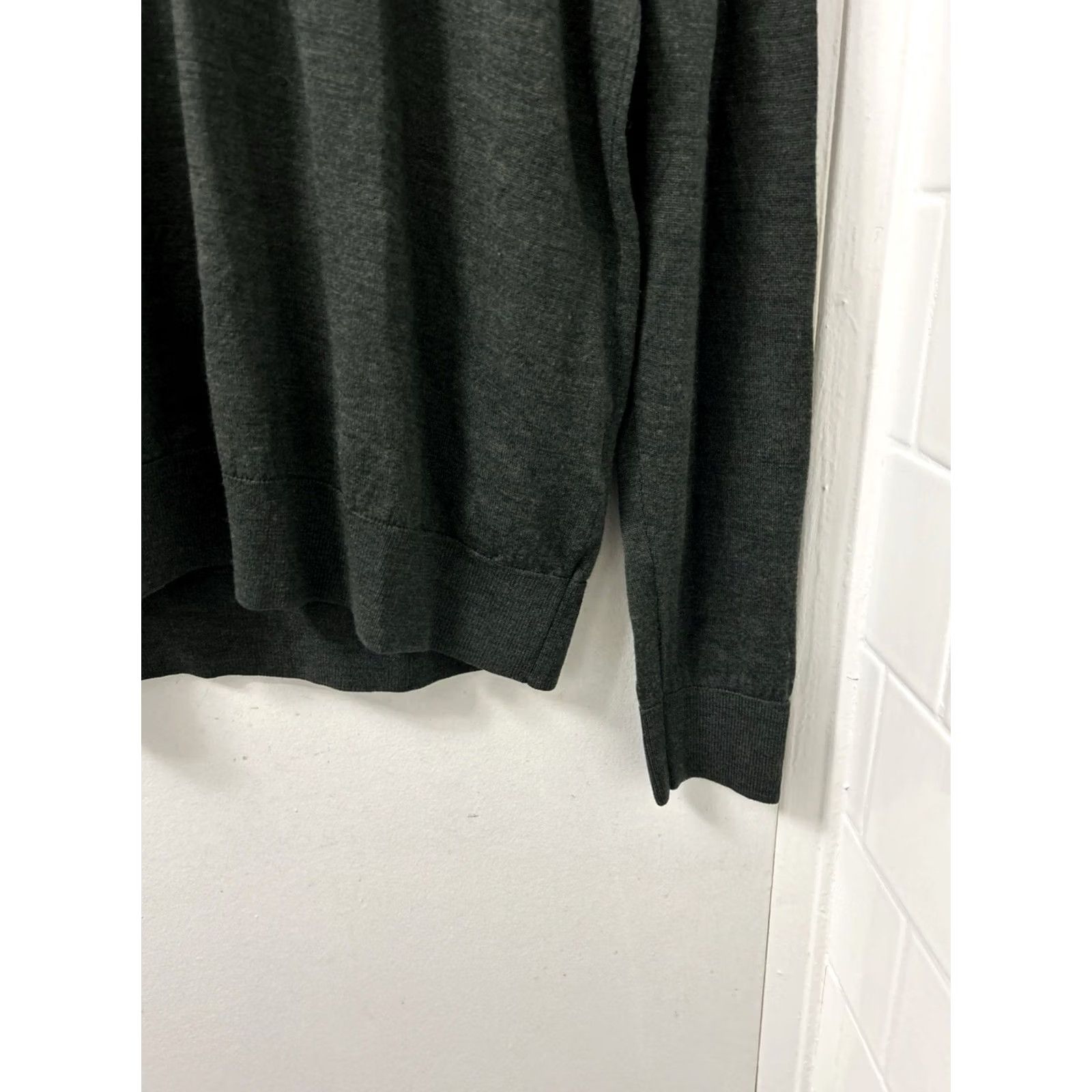 Uniqlo Uniqlo Mens Sweater Size L Gray 100% Wool V-Neck Pullover Sweatshirt L/S Size US L / EU 52-54 / 3 - 6 Thumbnail