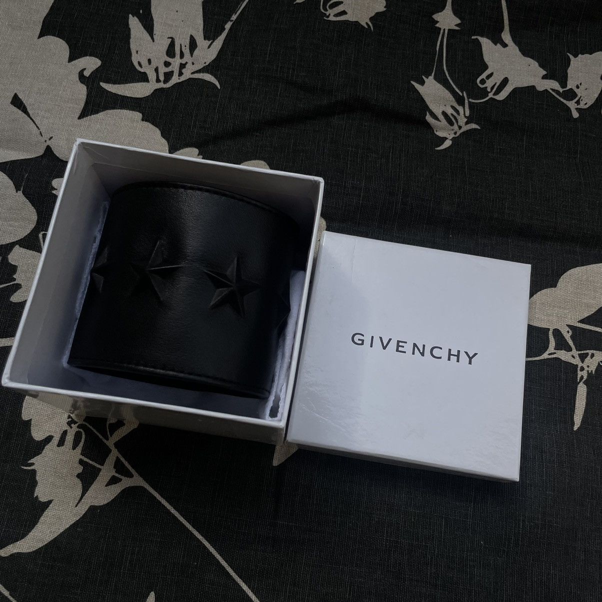 Givenchy Givenchy Cowhide Leather Bracelet All Black Stars Size ONE SIZE - 2 Thumbnail