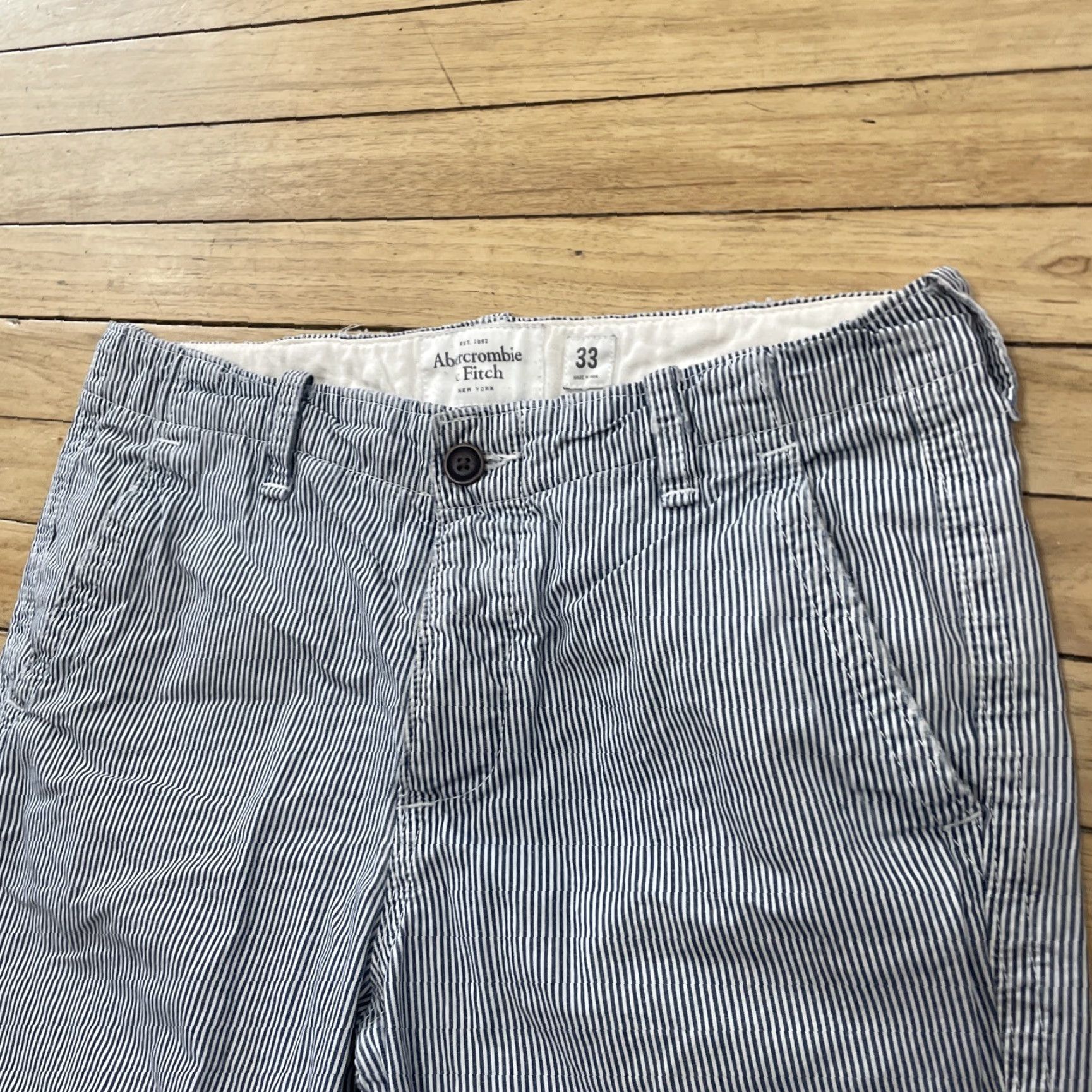 Abercrombie & Fitch Abercrombie & Fitch Shorts Men 33 Preppy Blue White Sailor Chino Button Fly Pin Stripe Flat Front Size US 33 - 4 Thumbnail