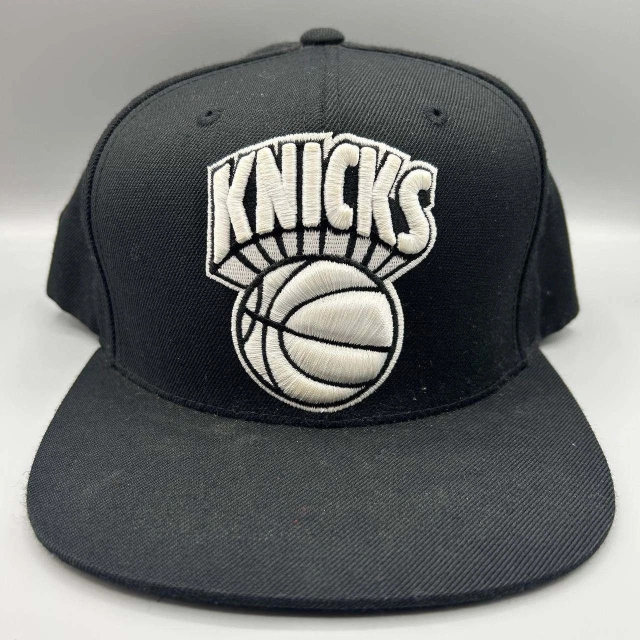 Mitchell & Ness New York Knicks Hat Men Black Embroidered Snap Back Cap Size ONE SIZE - 1 Thumbnail