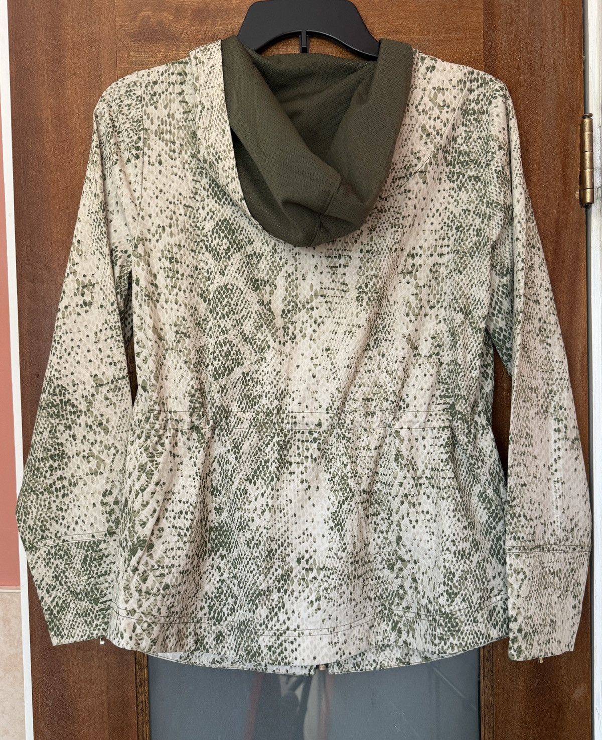 Chicos Chico’s Women Zenergy Zeema Olive Hooded Snakeskin Jacket Size XS / US 0-2 / IT 36-38 - 8 Thumbnail