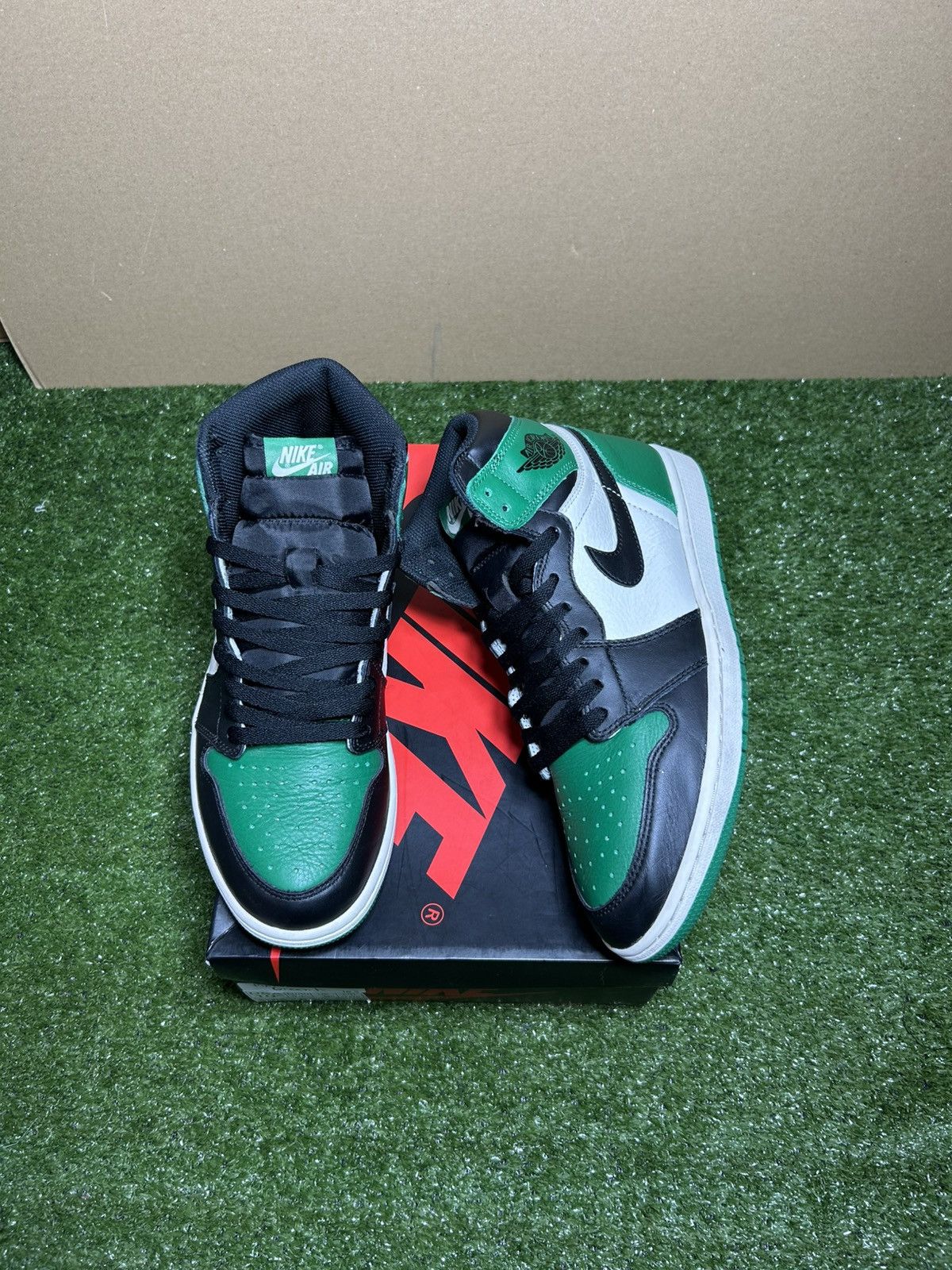 Jordan Brand Jordan 1 Pine Green 1.0 Size US 10.5 / EU 43-44 - 1 Thumbnail