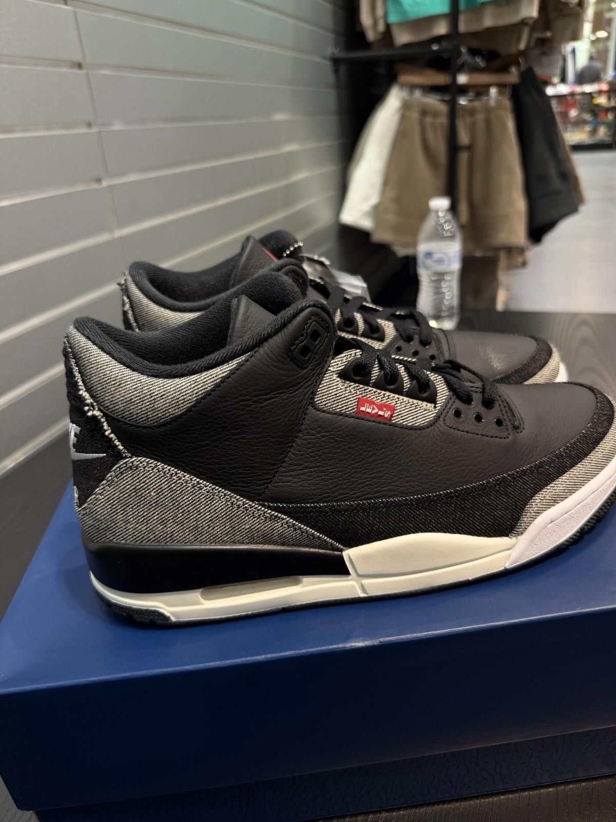 Jordan Brand Nike Air Jordan 3 Retro Levi’s Black IR0914-400 Men’s 10.5 Size US 10.5 / EU 43-44 - 4 Thumbnail