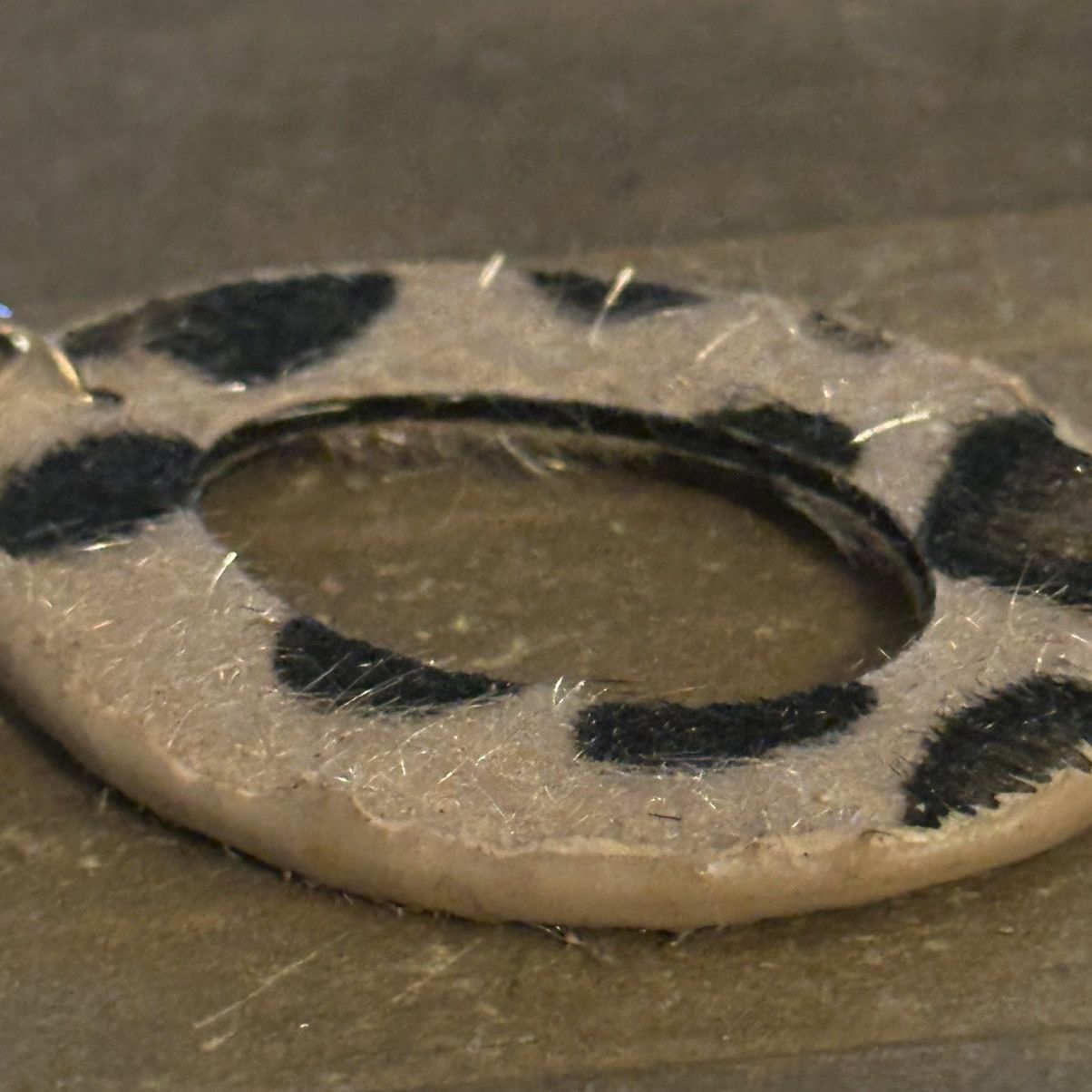 Other Suede leopard print oval hoop earrings Size ONE SIZE - 2 Thumbnail