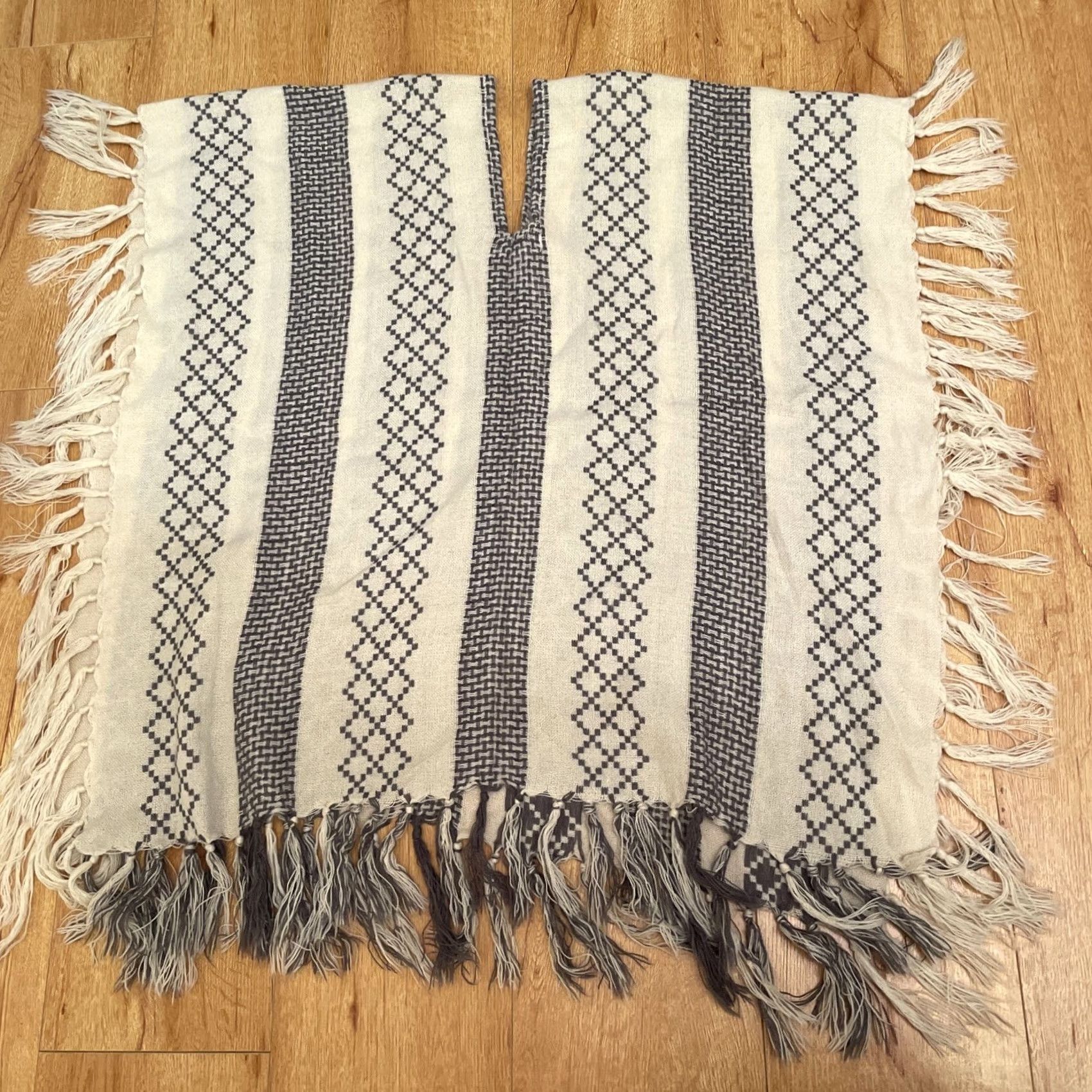 Vintage VINTAGE Mudd Y2K Grey Boho AZTEC Fringe Ivory Diamond Striped Poncho Fringed One Size Women Pullover Knit Scarf Size ONE SIZE - 7 Thumbnail