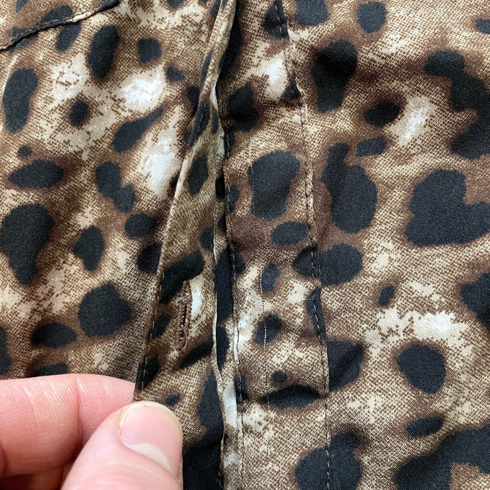 Vintage Jennifer & Grace Leopard Print Button Up Shirt Womens M Medium Long Sleeve V-Neck Pockets Size M / US 6-8 / IT 42-44 - 5 Thumbnail