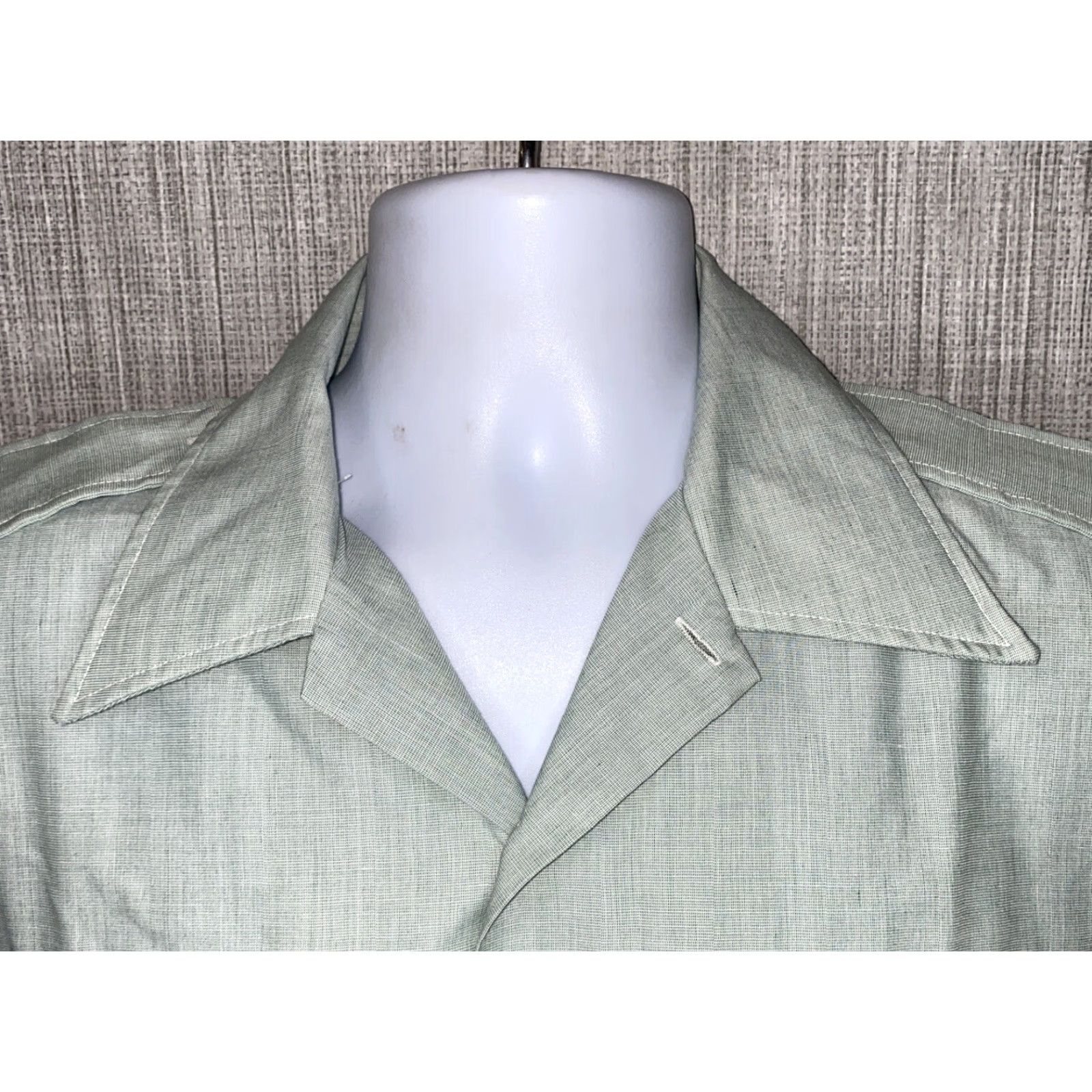 Vintage Mens Light Green Shirt Short Sleeve Button Front Dress 16.5 Regular Collar Polyester/Cotton Solid Mens Size 46R - 3 Thumbnail