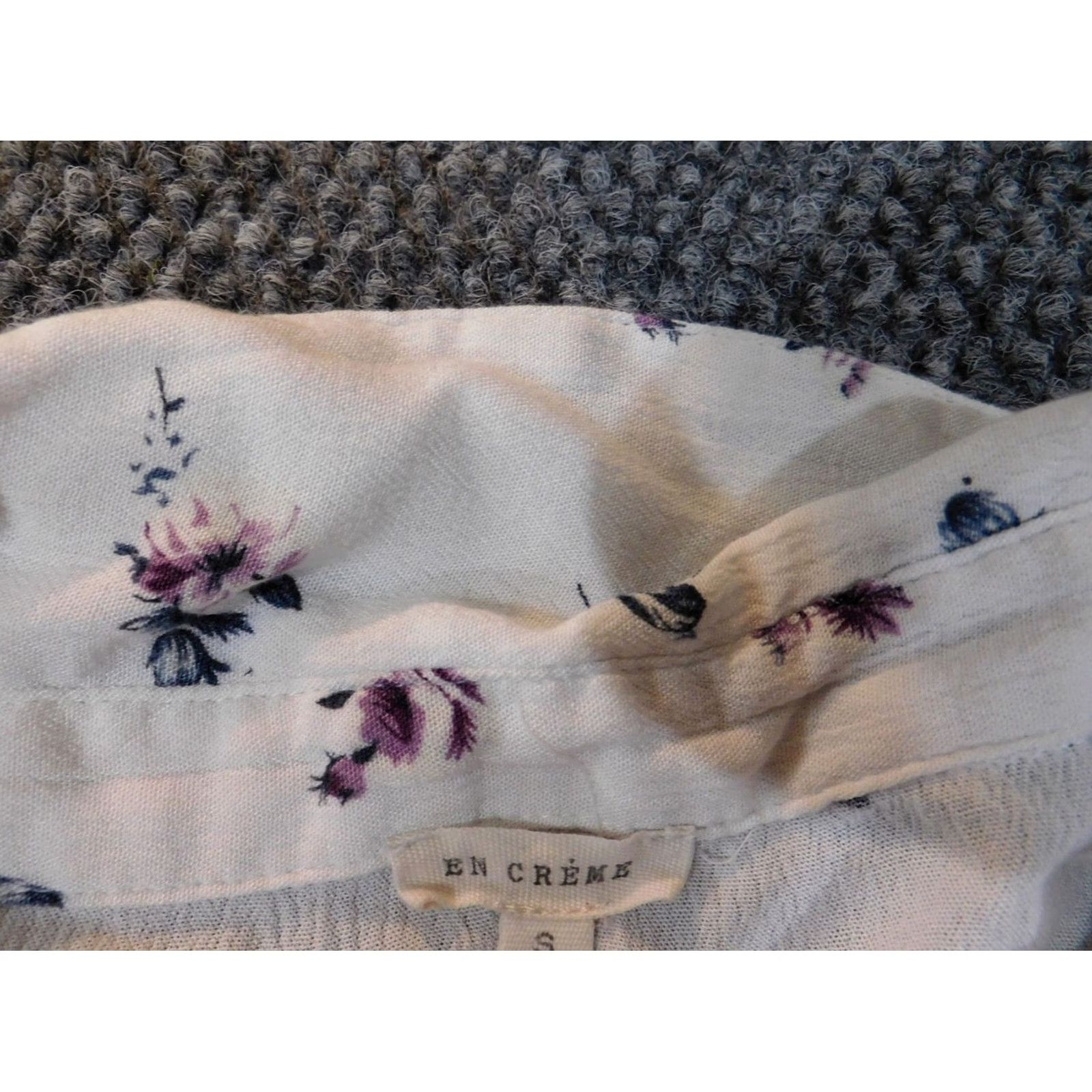 Vintage En Creme Blouse Shirt Womens Small White Floral Crew Neck Button Pullover Long Sleeve Casual Regular Rayon Ruffle Classic 90s? Size S / US 4 / IT 40 - 4 Thumbnail