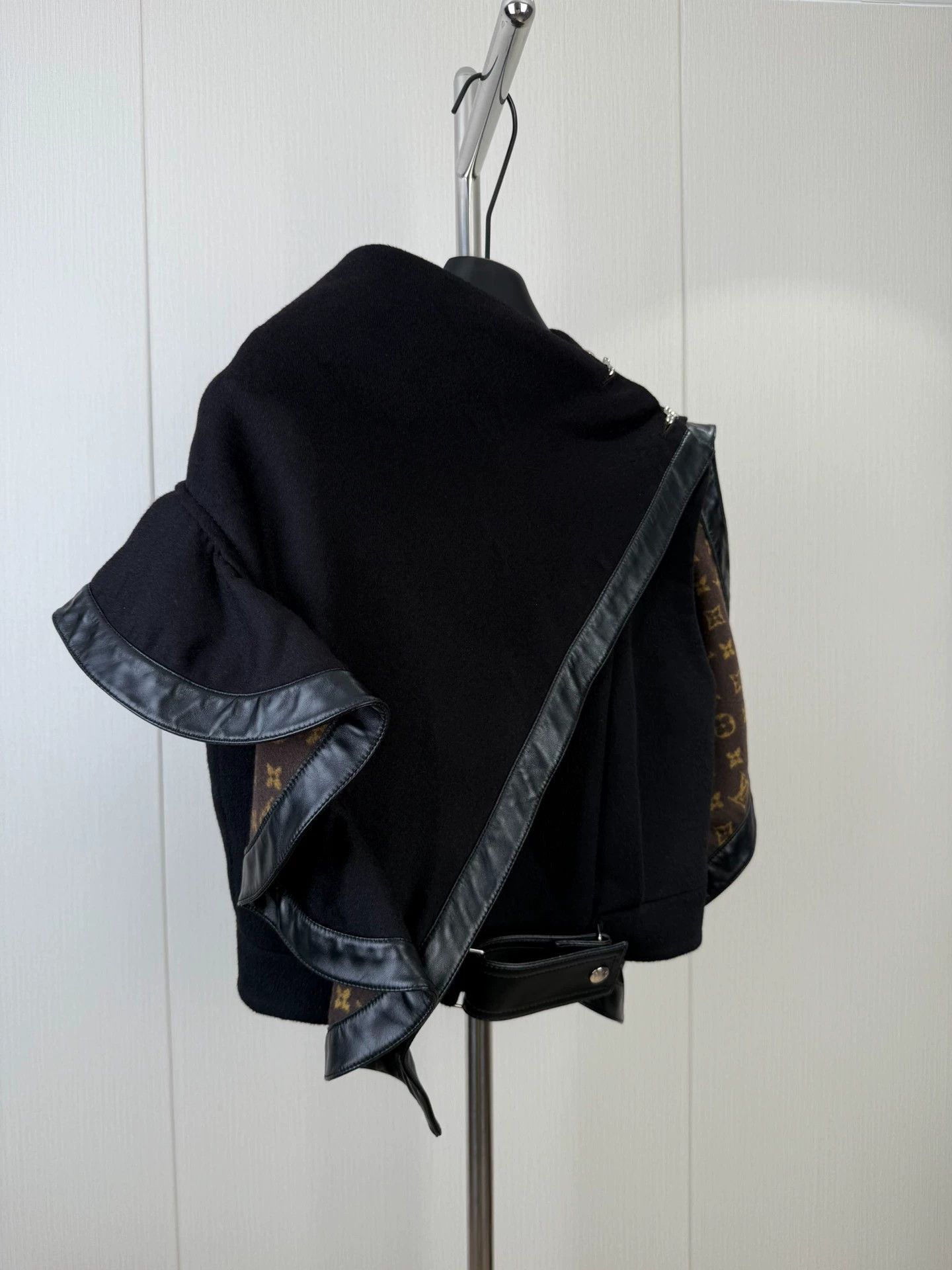 Louis Vuitton Louis Vuitton Cashmere Cape Vest Top Size S / US 4 / IT 40 - 2 Thumbnail