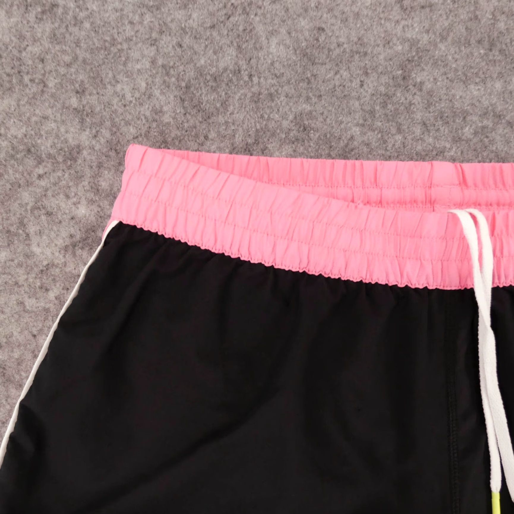 Under Armour Under Armour Shorts Women Medium Lined Black Pink Elastic Waist Drawstring Logo Size 24" / US 00 / IT 34 - 2 Thumbnail